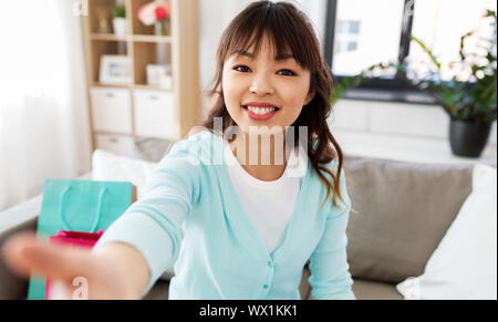Asian female blogger en tenant ou vidéo selfies Banque D'Images