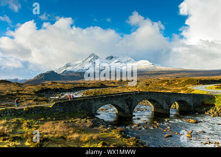 Les montagnes Cuillin et le vieux pont de Sligachan, Isle of Skye, Scotland, UK Banque D'Images