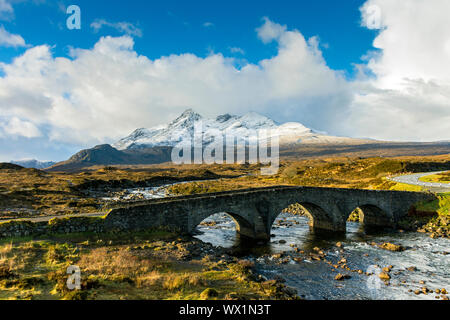 Les montagnes Cuillin et le vieux pont de Sligachan, Isle of Skye, Scotland, UK Banque D'Images