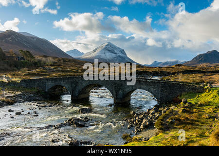 Le pic de Marsco dans la Red Cuillin hills, et le vieux pont de Sligachan, Isle of Skye, Scotland, UK Banque D'Images