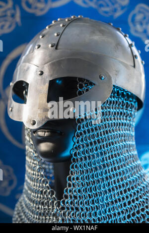 Berserker, casque de guerrier viking avec mail sur armoiries avec dessins et viking symbolisme, art traditionnel du nord de l'UE Banque D'Images