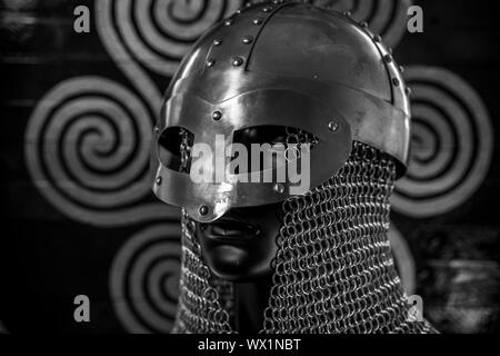 Logiciels antivirus ou pare-feu, concept guerrier viking casque avec maille sur Silver Shield Banque D'Images