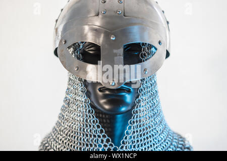Casque viking Metal, avec chaîne mail dans un mannequin noir sur fond blanc. vêtements pour la guerre viking Banque D'Images