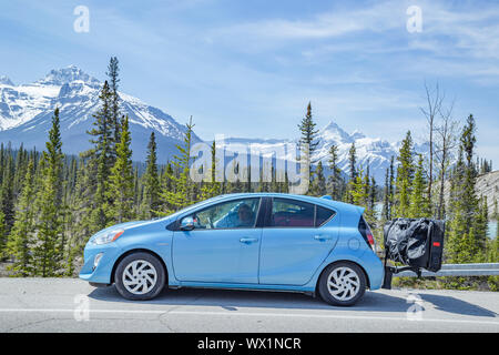 Petite voiture hybride paniers pour roadtrip à travers Jasper National Park Banque D'Images