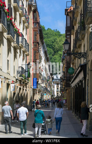 Scène de rue. Calle San Jeronimo dans la vieille ville. San Sebastian, Province du Guipuzcoa, Pays Basque, Espagne. Banque D'Images