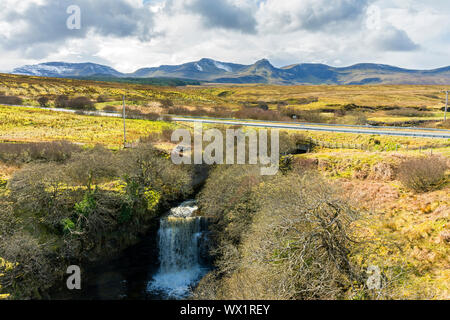 La Trotternish Ridge et la partie supérieure de la cascade Lealt Trotternish plate-forme d'observation à la Lealt Gorge, Isle of Skye, Scotland, UK Banque D'Images