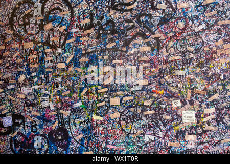 Le graffiti et de l'amour-plâtre notes le mur de l'entrée de la cour de la Casa di Giulietta (la maison de Juliette), via Cappello 23, Verona, Italie Banque D'Images