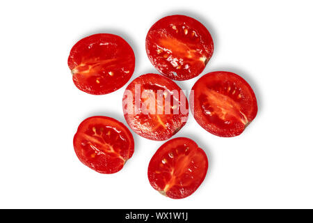 Tomates coupées en deux sur un fond blanc. Vue de dessus. Banque D'Images
