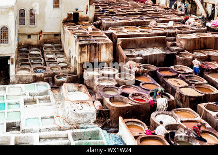 Sites touristiques du Maroc. Les Tanneries de Fès. Les citernes avec des colorants et des cuves dans l'atelier du cuir traditionnel de Fès. Maroc, Fes 04.21.2019 Banque D'Images