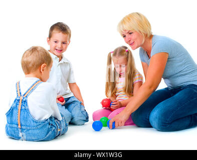 Enfants jouant sur le sol avec l'enseignant.Enfants heureux.L'éducation. Banque D'Images