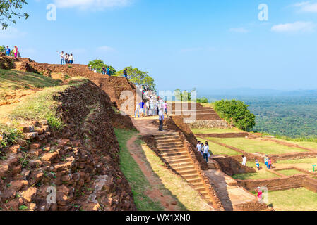 Sur le dessus de la roche avec palace et de la forteresse de Sigiriya Banque D'Images