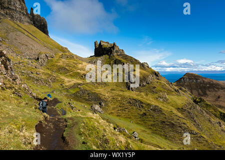 Les promeneurs sur le chemin d'accès à l'approche du Quiraing "prison", Trotternish, Isle of Skye, Scotland, UK Banque D'Images