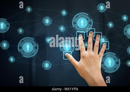 La main à l'aide de panel interactif avec les icônes réseau Banque D'Images