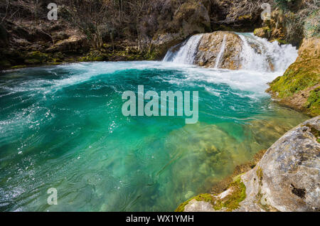 Cascade dans le parc naturel Urederra, Navarre, Espagne. Banque D'Images