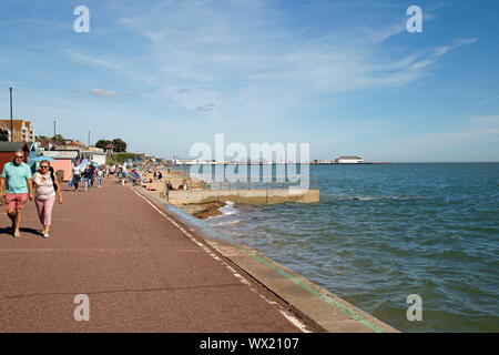 Clacton On Sea, Essex, Angleterre, le 15 septembre 2019, les gens se promener sur la promenade du front de mer sur une journée ensoleillée. Banque D'Images