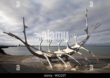 Sculpture, Sólfar bateau viking en acier, l'artiste Jón Gunnar Árnason, Reykjavik, Iceland, Europe Banque D'Images