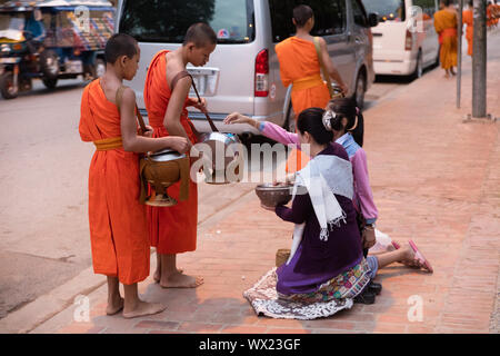 Tak Bat, Luang Prabang, Laos. Banque D'Images