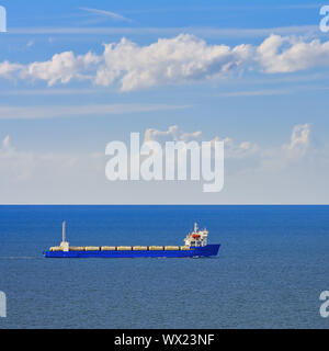 Porte-conteneurs dans la mer Banque D'Images