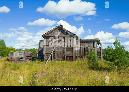 Ruines de l'ancienne église en bois du Tikhvin Icône de la Mère de Dieu sous le soleil d'août 24. Samino Saminsky (cimetière). Vologda Region, Russie Banque D'Images