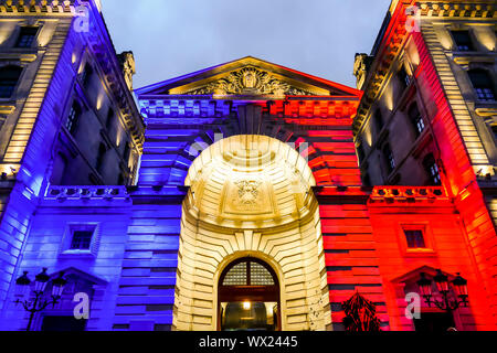 Bâtiment de couleur claire drapeau français , Photo image une belle vue panoramique sur l'agglomération de la ville de Paris Banque D'Images