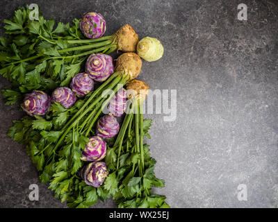 Racines de l'celeryand alcalines chou-rave violet, les aliments biologiques de marché local Banque D'Images