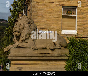 "Guerre", l'un des lions de pierre Saltaire dans le Yorkshire. Banque D'Images