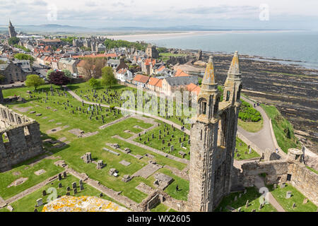 Vue aérienne la ruine et cimetière Cathédrale de St Andrews, Écosse Banque D'Images