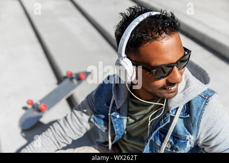 L'homme indien en headphones listening to music Banque D'Images