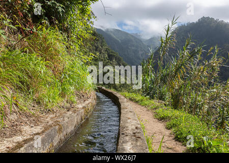 Levada, canal d'irrigation avec un chemin de randonnée à l'île de Madère, Portugal Banque D'Images