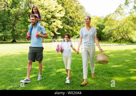 Panier pique-nique avec la famille en marche parc d'été Banque D'Images