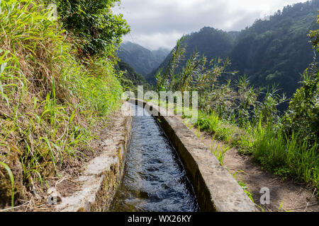 Levada, canal d'irrigation avec un chemin de randonnée à l'île de Madère, Portugal Banque D'Images