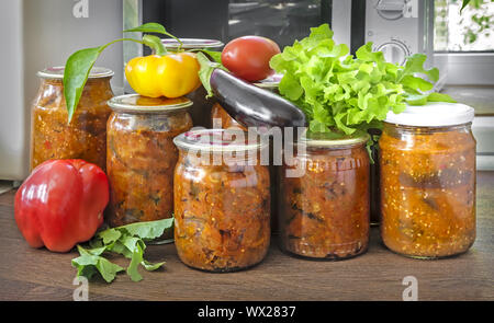 Accueil : mise en conserve les légumes en conserve dans des bocaux en verre. Banque D'Images