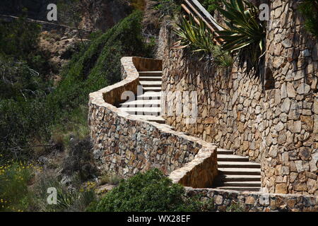 Escalier de pierre en colimaçon qui monte Banque D'Images