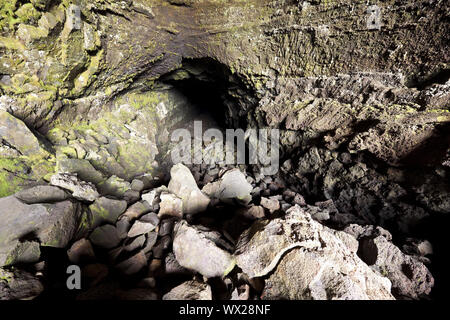 Dans la grotte de lave de Hallmundarhraun Surtshellir, Highland, Islande, Europe Banque D'Images