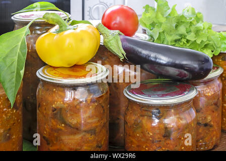 Accueil : mise en conserve les légumes en conserve dans des bocaux en verre. Banque D'Images