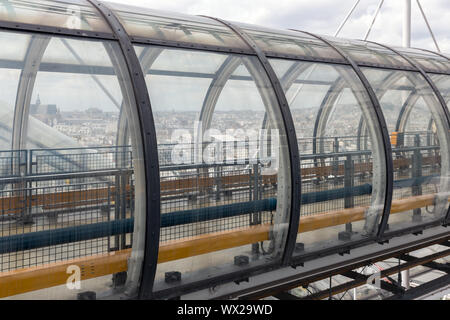 Le tube de verre couloir à Centre Pompidou avec vue aérienne à Paris Banque D'Images