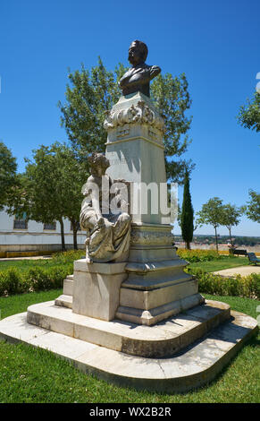 Le monument du Dr. Barahona, dans le jardin de Diane. Evora. Le Portugal. Banque D'Images