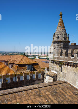 La vue depuis le toit de la cathédrale d'Evora sur l'immeuble d'habitations. Evora. Portugal Banque D'Images