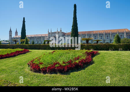 L'avis de monastère des Hiéronymites dans le joli jardin de l'Empire Square. Lisbonne, Portugal Banque D'Images