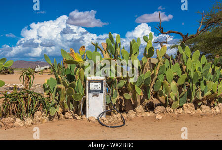 Ancienne pompe à gaz dans le désert du Namib, Namibie, Solitaire Banque D'Images