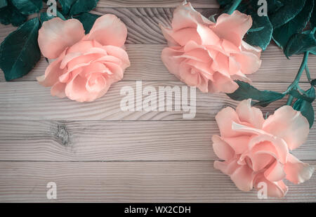 Rose Nacre roses sur fond de bois clair Banque D'Images