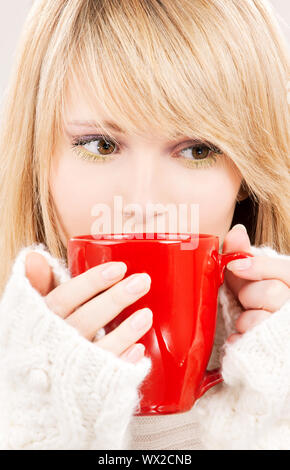 Photo de teenage girl with red mug Banque D'Images