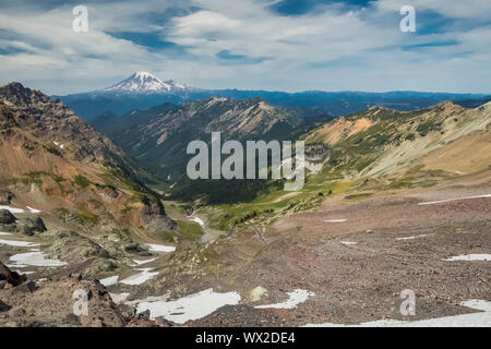 Le mont Rainier vu depuis le long de la Pacific Crest Trail dans le désert avec les roches de chèvre Goat Ridge à l'avant-plan, Gifford Pinchot Fores National Banque D'Images