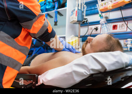 Médecin d'urgence réanimer un patient dans l'ambulance. CPR réanimation. Banque D'Images