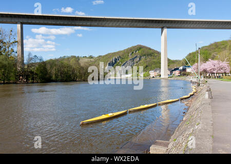 La Meuse près de Dinant en Belgique, une autoroute qui traverse la rivière te Banque D'Images