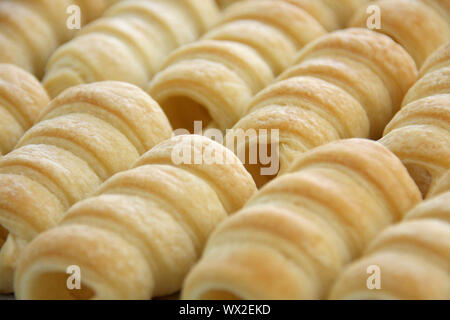 Rouleaux en mousse Schaumrollen Schillerlocken autrichienne ou vacants Puff Pastry rolls pour desserts sucrés Banque D'Images