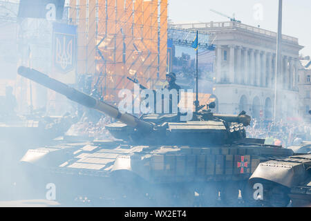 Défilé militaire sur les réservoirs à Kiev, Ukraine Banque D'Images