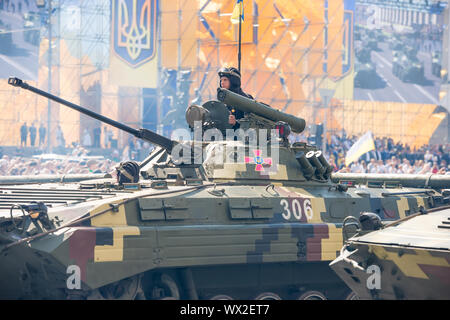 Défilé militaire sur les réservoirs à Kiev, Ukraine Banque D'Images