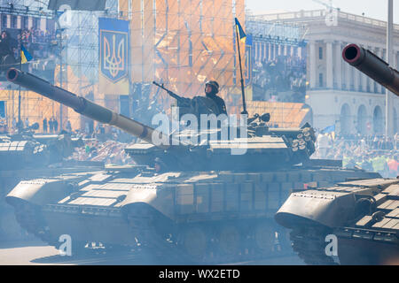 Défilé militaire sur les réservoirs à Kiev, Ukraine Banque D'Images