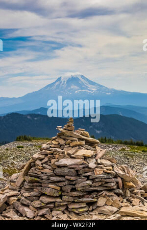 Cairn le long de la Pacific Crest Trail, particulièrement utile lorsque la neige recouvre le paysage, dans les roches de chèvre sauvage, avec le Mont Adams dans la distance, Banque D'Images